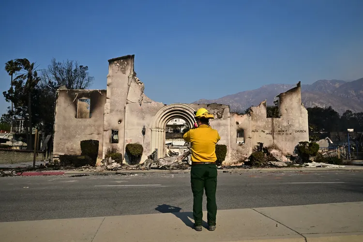 How Watch Duty’s wildfire tracking app became a crucial lifeline for LA