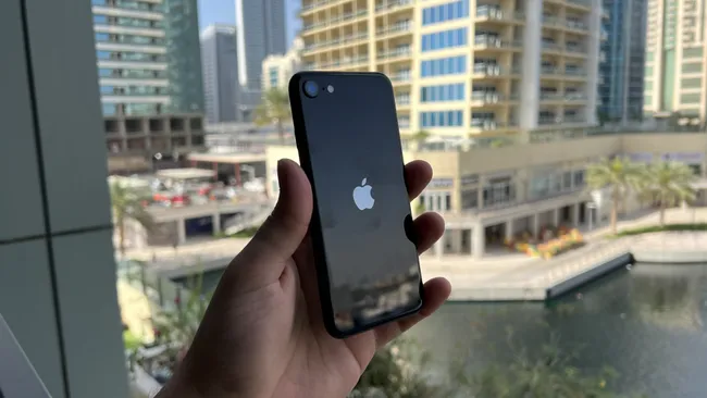 iPhone SE 4 appears in new photos and video, notch and all